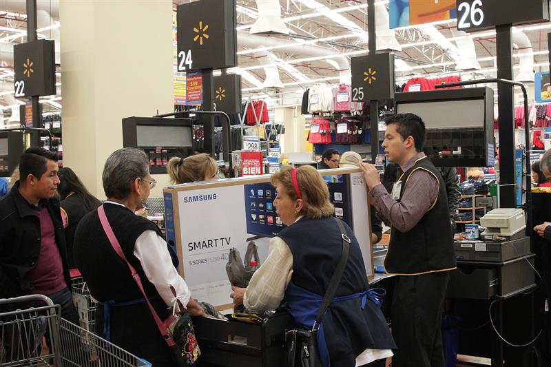 Los mexicanos inundan los centros comerciales en busca de los mejores precios
