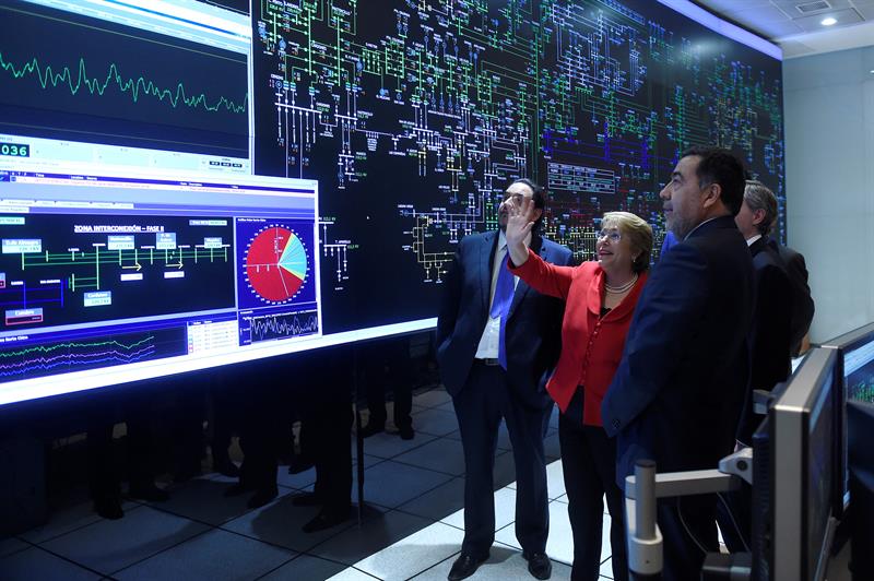 La presidenta de Chile pone en marcha el sistema elÃ©ctrico mÃ¡s extenso de la regiÃ³n